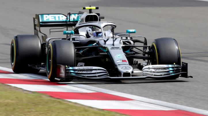 valtteri-bottas-in-aktion-der-mercedes-pilot-schnappt-in-shanghai-die-pole-position-.jpg